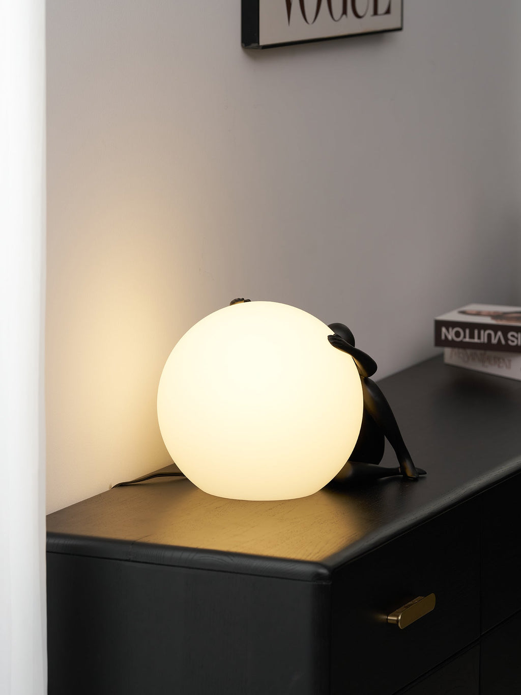 Humanoid Ball Holding Table Lamp