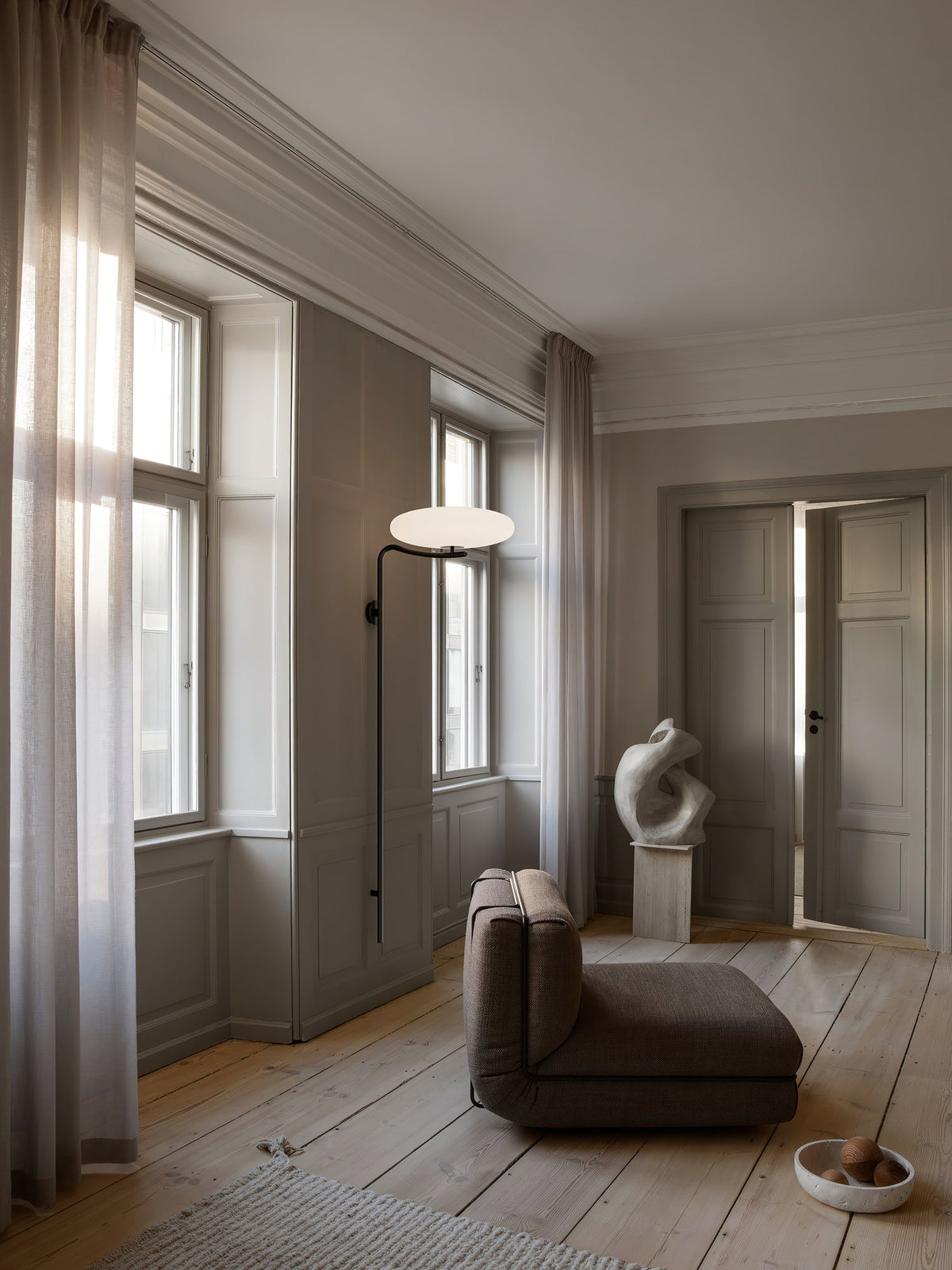 Arc Plug - in Wall Lamp