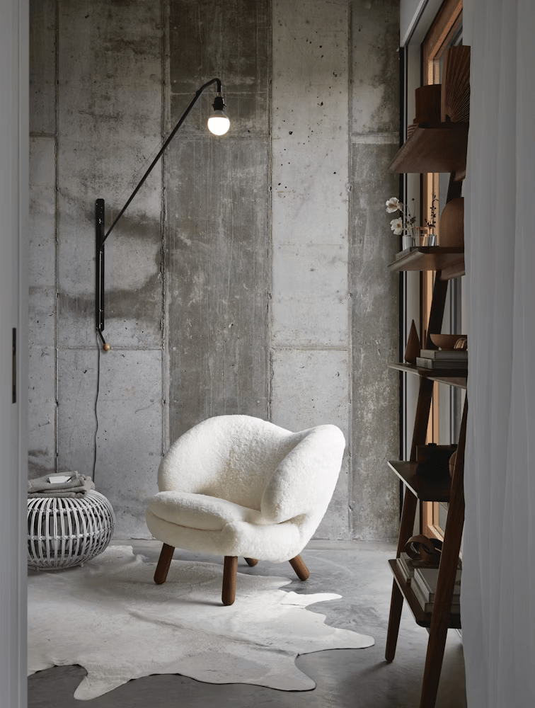 Black Long Arm Swing Arm Wall Lamp