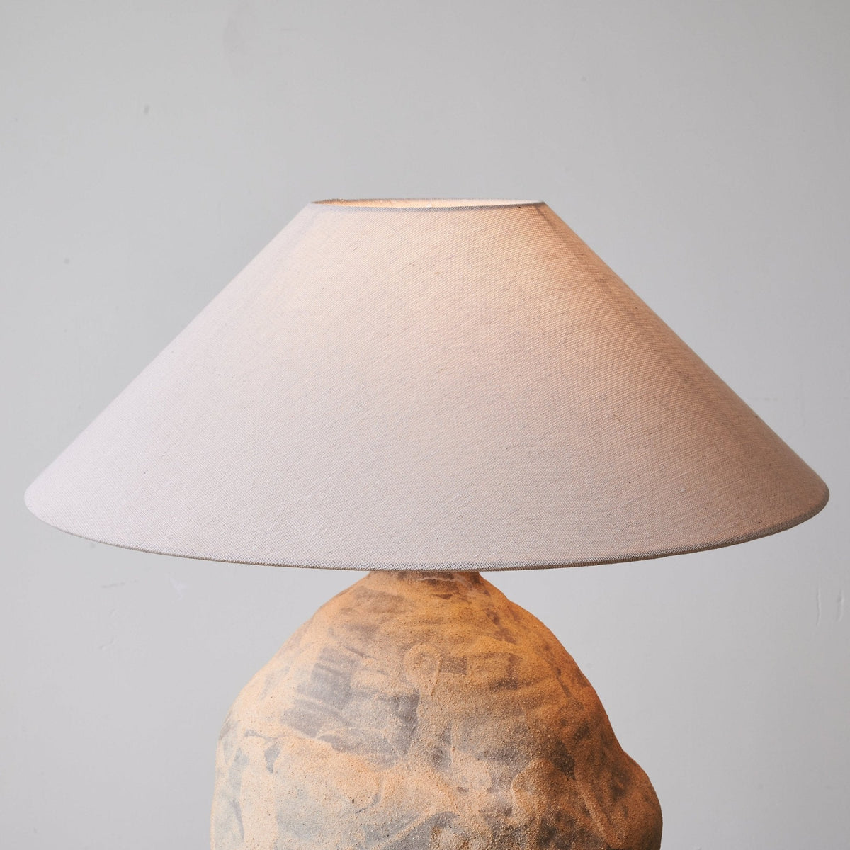 Duna Sculpted Clay Table Lamp