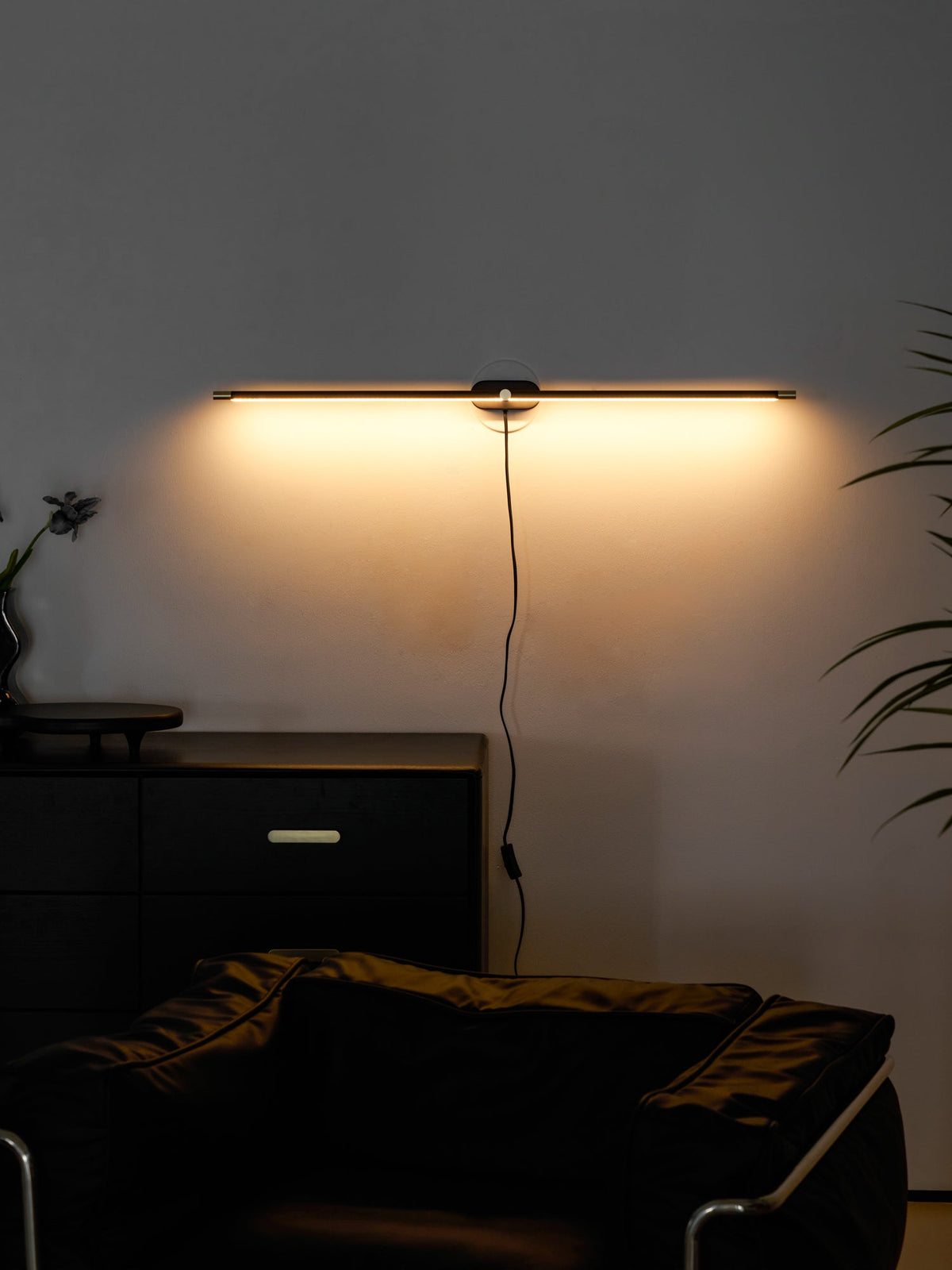 Minimalist Linear Plug - in Wall Lamp