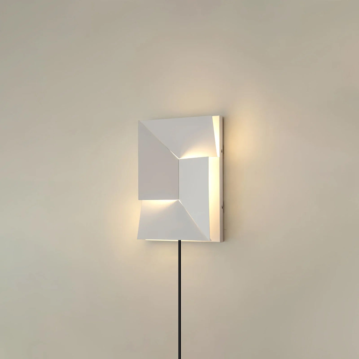 Shadows Grand Plug - in Sconce
