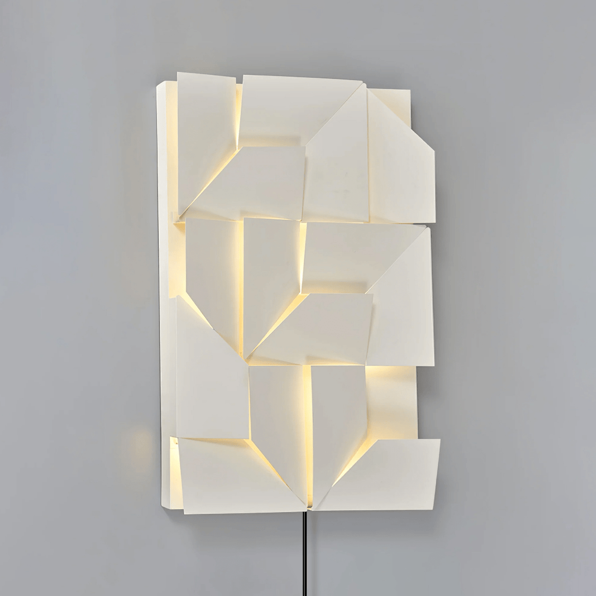 Shadows Grand Plug - in Sconce