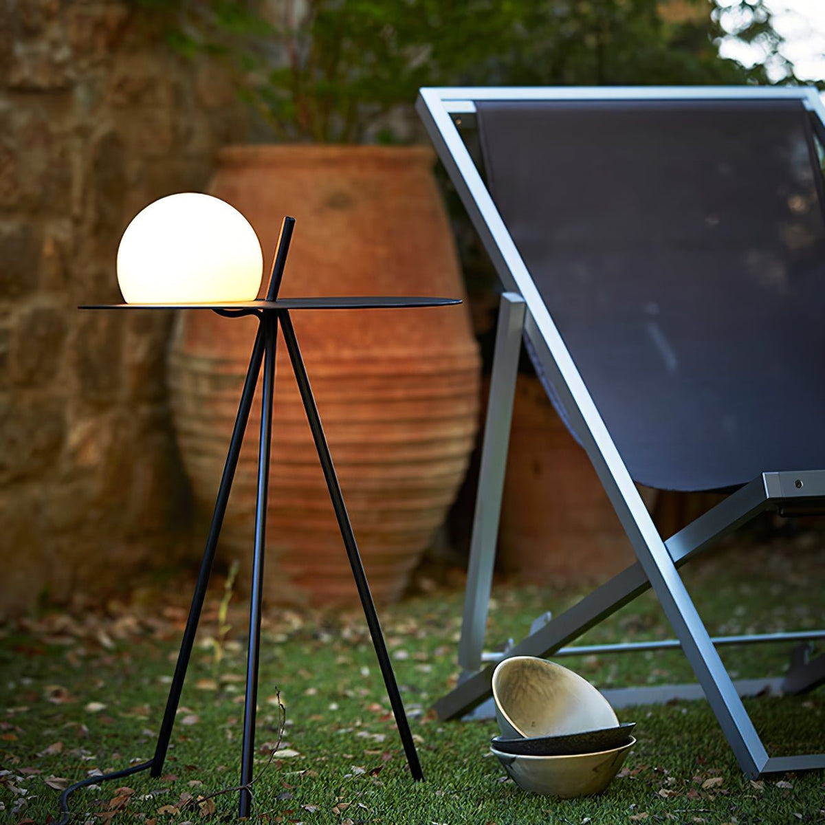 Soluna Tripod Outdoor Lamp