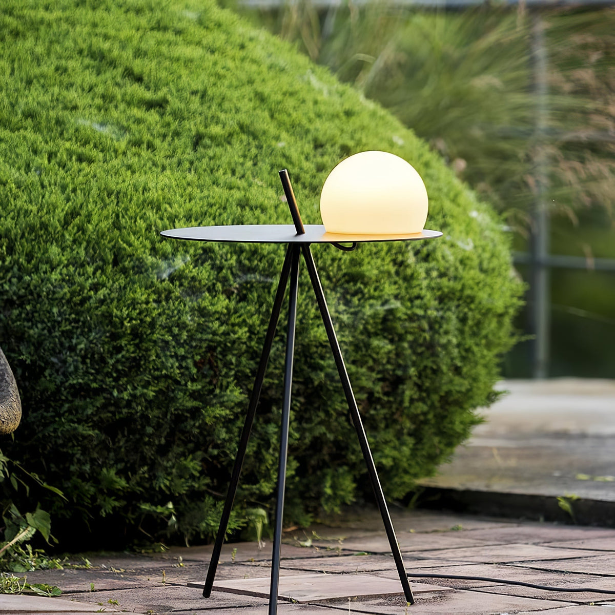 Soluna Tripod Outdoor Lamp