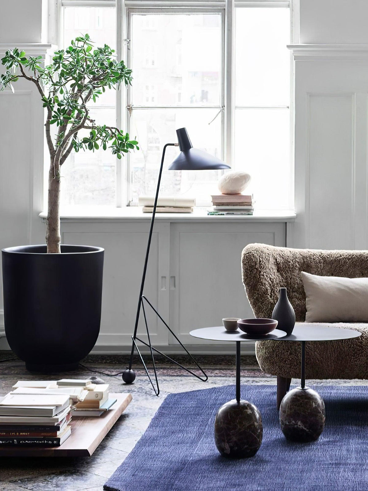 Svelte Noir Floor Lamp